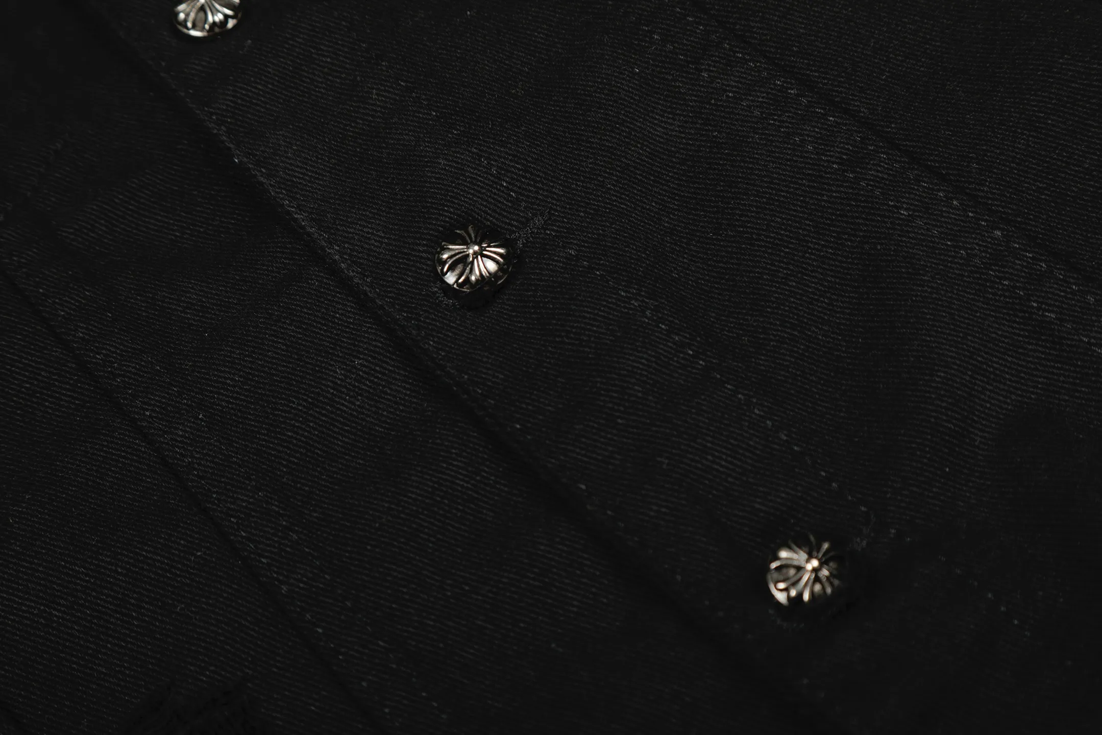 P270 💰 Chrome Hearts Chrome Hearts Cross-Patch Leather Embroidered Shirt Denim Jacket OS version can be worn by both men and women! The fabric is made of twill gauze cotton fabric! The texture is clear and smooth, not easy to wrinkle or fade! The embroidery process is complex and repetitive. There are more than 20 leather labels. It takes 6 repeated embroidery steps to complete the back body. The requirements for the embroidery machine are very strict, and the distance is 45 cm! It won’t work if the spacing is too big, and it won’t work if it’s too small! We make clothes with care, and every detail must be restored one to one! The hardware is all carved and cast, and they are all genuine from the original factory! This piece of clothing consumes a lot of material, with more than 3 meters of material used for one piece of clothing! After the garment is made, it needs to be fixed at high temperature, washed at a water temperature of more than 70 degrees, and softened by adding softener to make the upper body softer and smoother! There is a flap on the sleeve that can be stored into short sleeves! Make it fit that understanding Color: Black White Size: S-M-L-XL